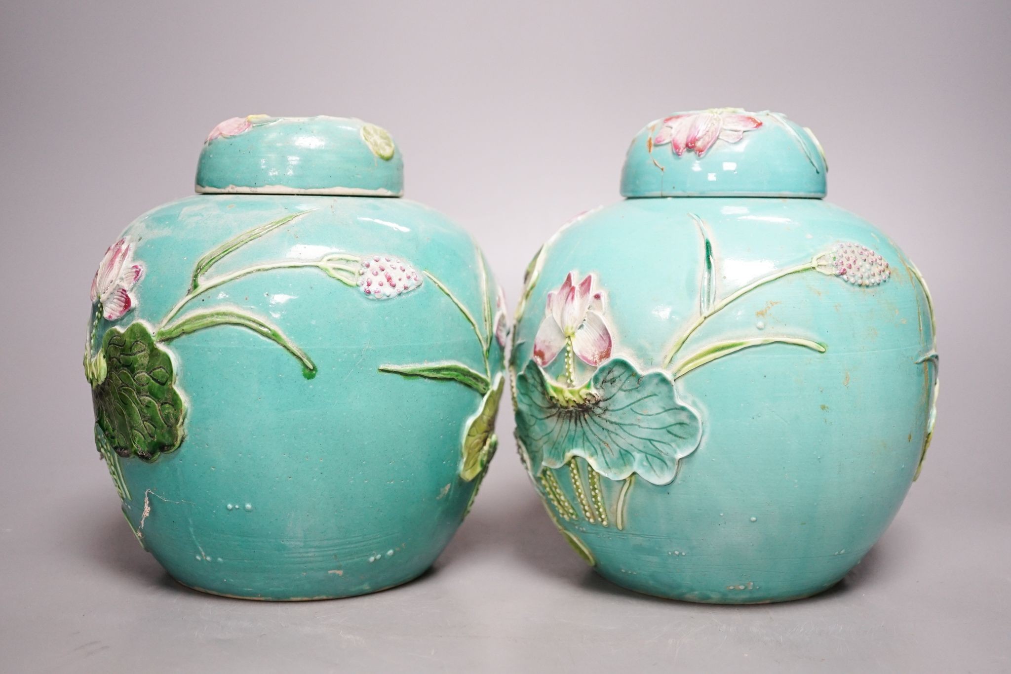 A pair of Chinese enamelled porcelain jars and covers, early 20th century, 17.5cm